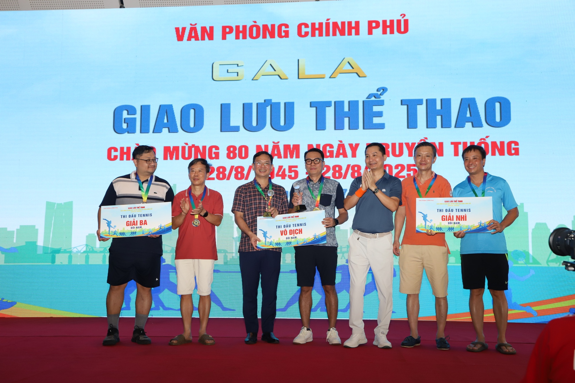 Sôi nổi hoạt động giao lưu thể thao chào mừng 80 năm Văn phòng Chính phủ- Ảnh 11. Sôi nổi hoạt động giao lưu thể thao chào mừng 80 năm Văn phòng Chính phủ- Ảnh 11.