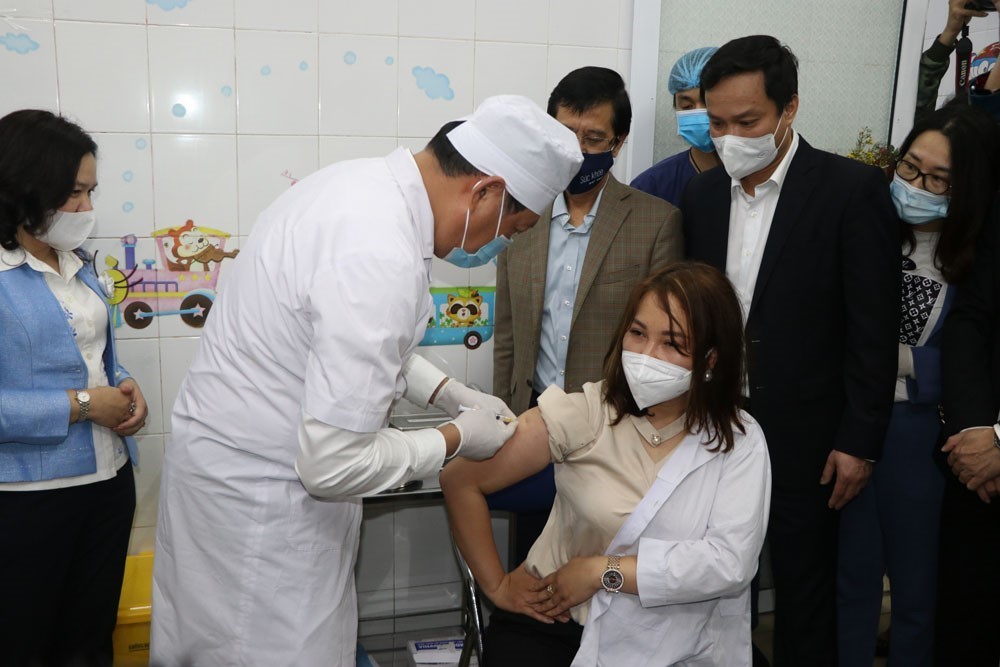  越南启动有史以来规模最大的疫苗接种计划 - Ảnh 20.