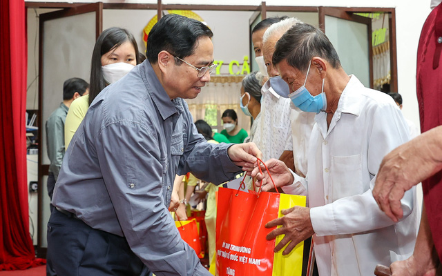 越南政府总理春节前来到芹苴市和永隆省走访慰问困难群众