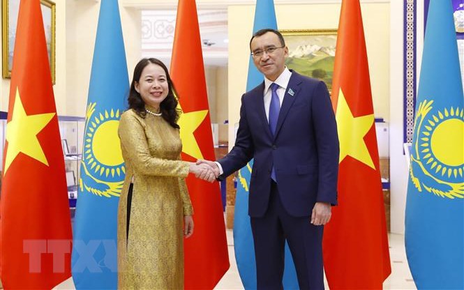 越南国家副主席武氏映春会见哈萨克斯坦上院议长