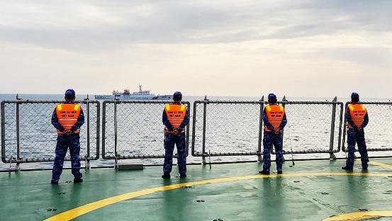 Lực lượng cảnh sát biển Việt Nam thực hiện nghi thức chào xã giao với Cảnh sát biển Trung Quốc.