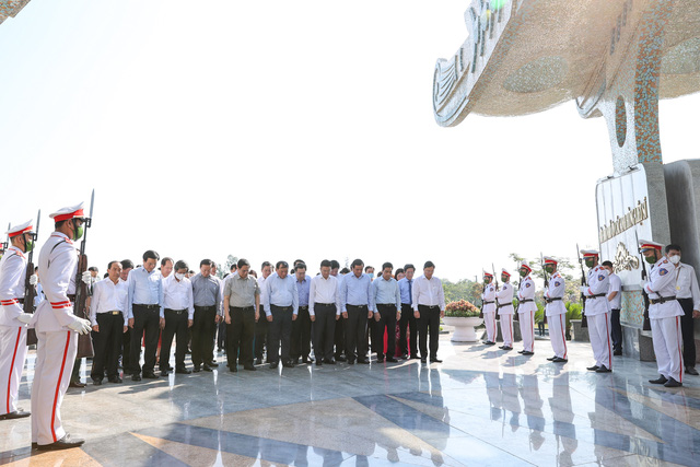 范明正总理视察广南省 - Ảnh 2. 范明正总理视察广南省 - Ảnh 2.