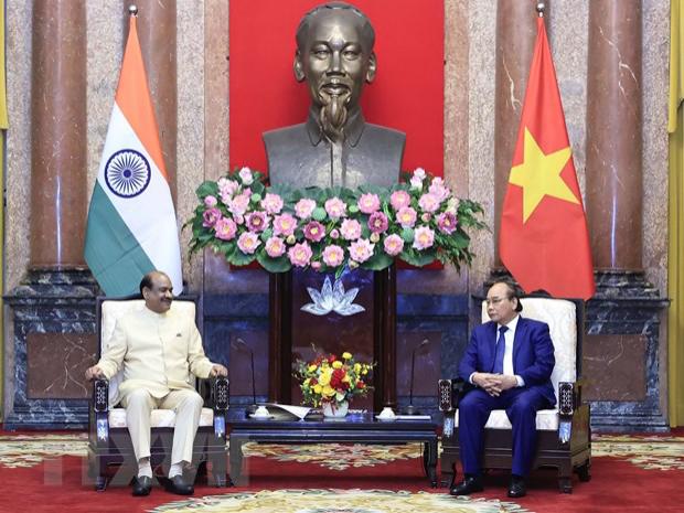 photo-1650423910537 photo-1650423910537