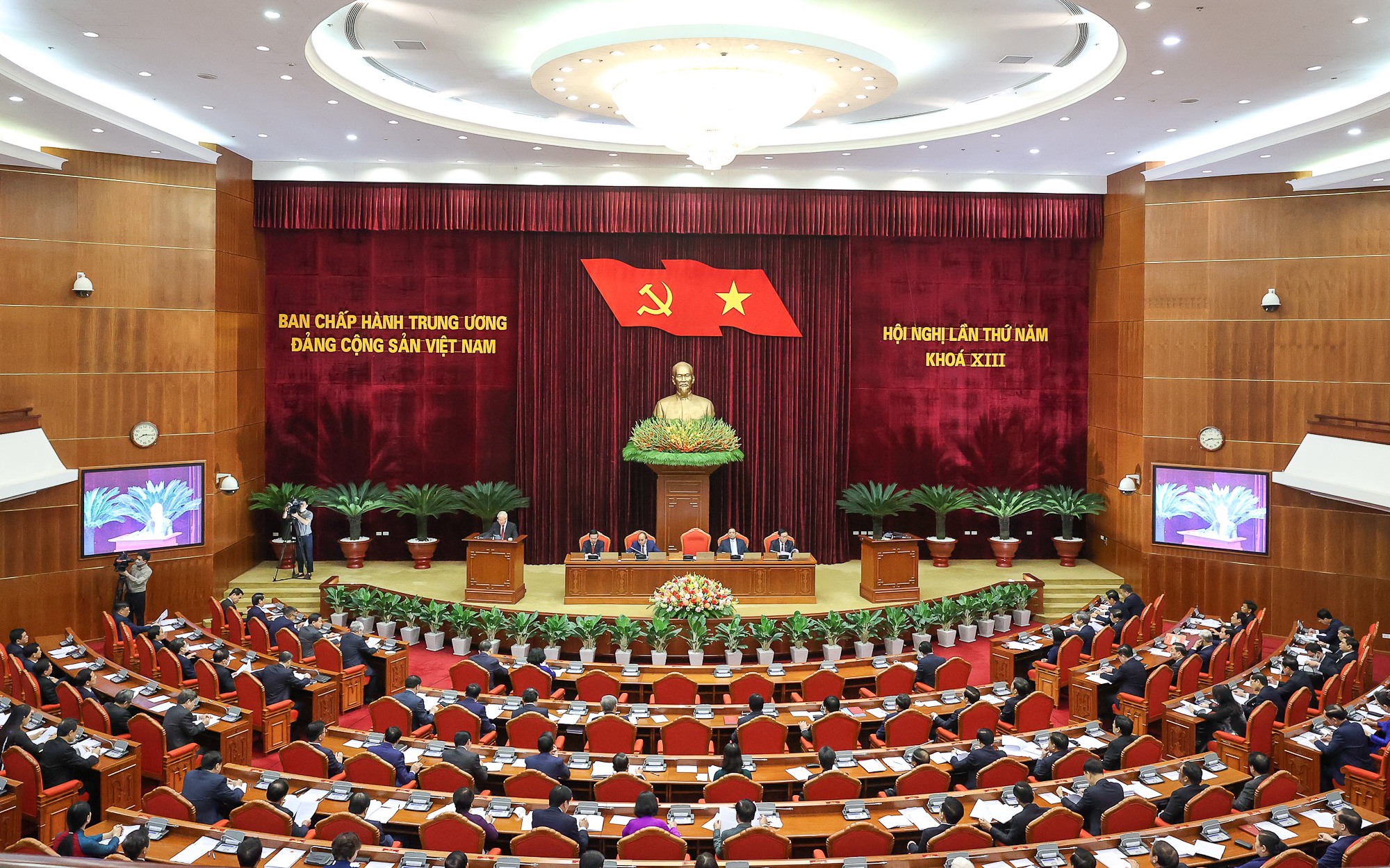 越共第十三届中央委员会第五次全体会议正式开幕
