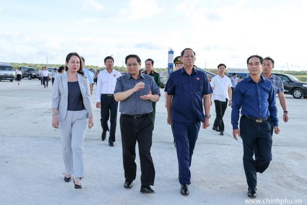 范明正总理在平顺省考察调研：检查监督潘切机场建设项目 - Ảnh 1.