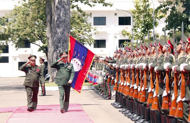 越南国防部部长潘文江访问老挝 - Ảnh 1.