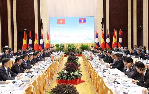越南政府总理范明正与老挝总理宋赛·西潘敦共同主持政府间联合委员会第45次会议 - Ảnh 1.