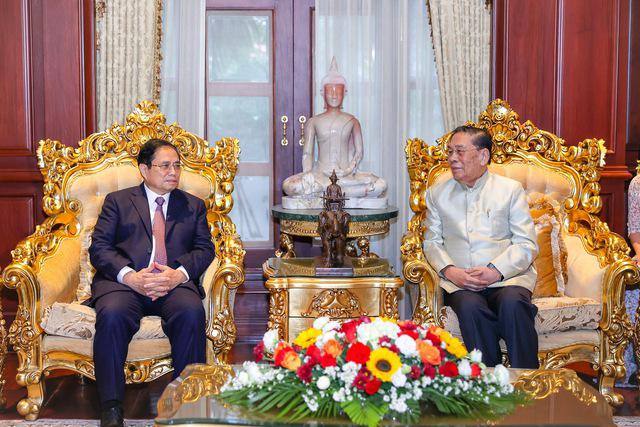 老挝前国家领导：越南老挝特殊团结关系是两国人民宝贵财富 - Ảnh 1.