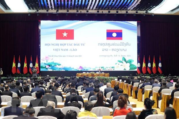 越南政府总理范明正与老挝总理宋赛·西潘敦共同主持越老投资合作会议 - Ảnh 1.