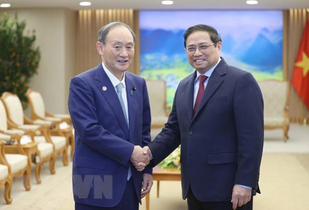 越南政府总理范明正会见前日本首相菅义伟 - Ảnh 1.