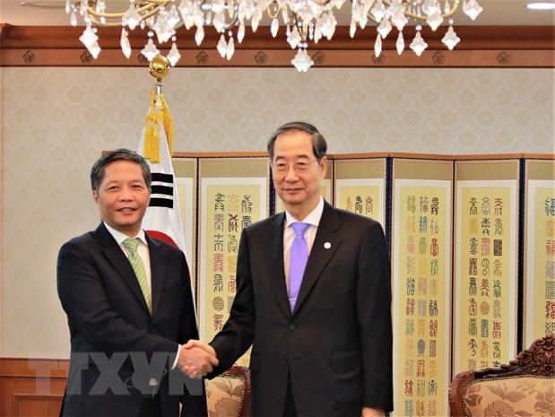 越共中央经济部部长陈俊英访问韩国 - Ảnh 1.