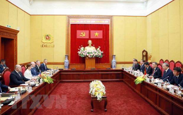 photo-1699586115251 photo-1699586115251