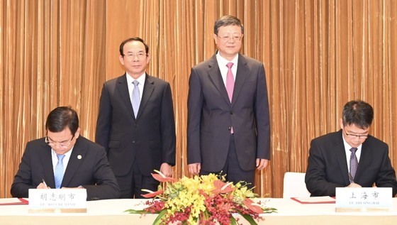 越共政治局委员、胡志明市市委书记阮文年访问中国- Ảnh 2.