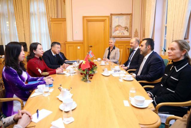 越南国家副主席武氏映春会见挪威王储哈康- Ảnh 2.