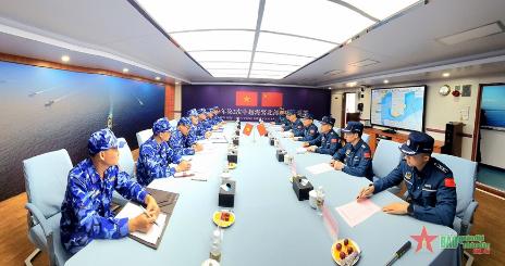 越中两国海警在北部湾分界线邻近海域进行联合巡逻- Ảnh 2.