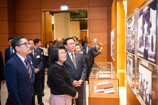 photo-1701423587859 photo-1701423587859