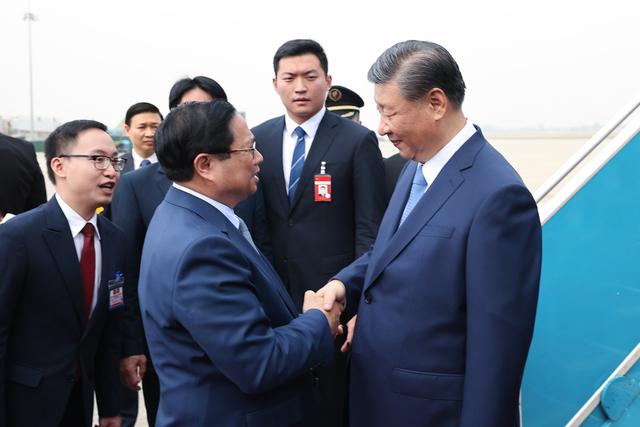 越南政府总理范明正前往机场迎接中共中央总书记，国家主席习近平- Ảnh 2.