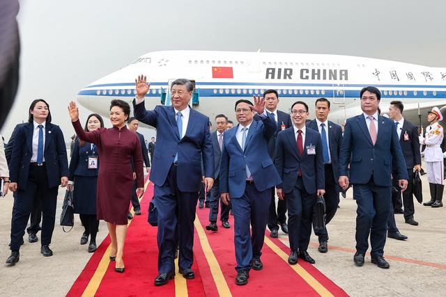 越南政府总理范明正前往机场迎接中共中央总书记，国家主席习近平- Ảnh 4.