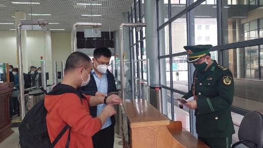 越中芒街-东兴口岸人员出入境活动全面恢复 - Ảnh 3.