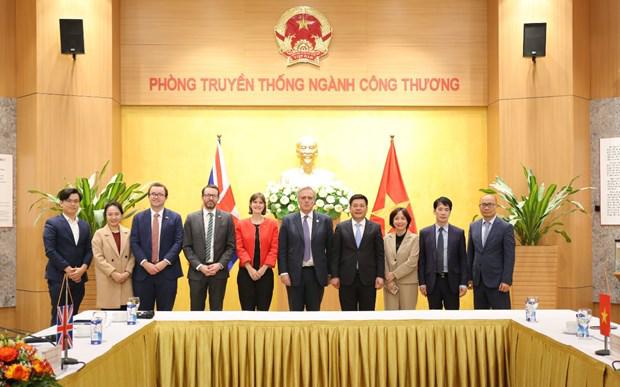 越南英国推动贸易，绿色技术领域合作 - Ảnh 1.