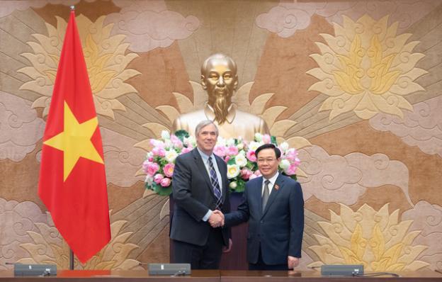 photo-1681018187766 photo-1681018187766