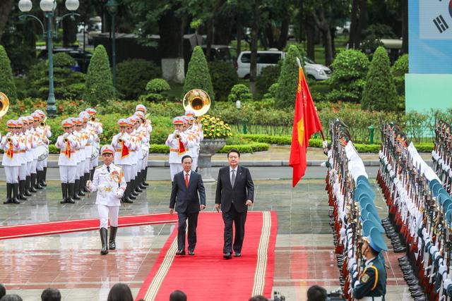 越南国家主席武文赏举行仪式 欢迎韩国总统访问越南 - Ảnh 1.