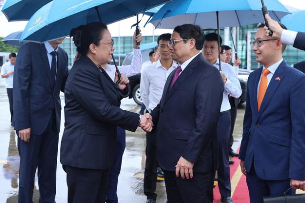 越南政府总理范明正开始访华并出席在天津举行的世界经济论坛 - Ảnh 1.