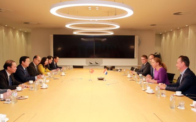 photo-1687858966767 photo-1687858966767