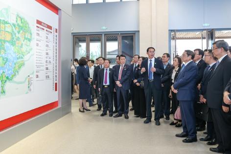 越南政府总理范明正参观中国河北省雄安新区 - Ảnh 2. 越南政府总理范明正参观中国河北省雄安新区 - Ảnh 2.