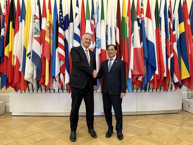 photo-1686106819479 photo-1686106819479