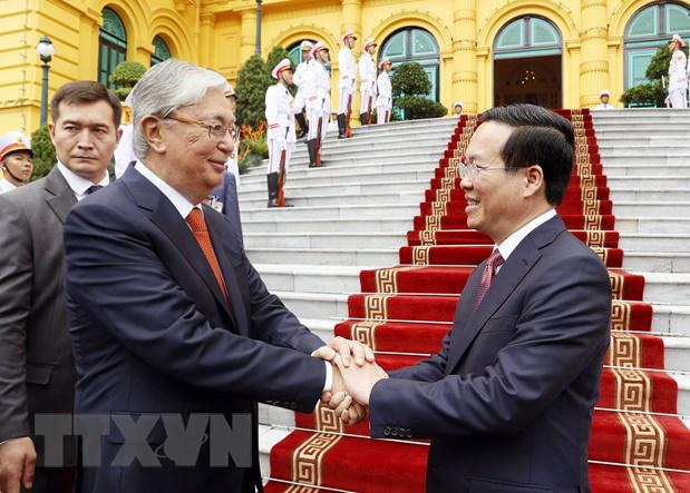 哈萨克斯坦总统托卡耶夫圆满结束对越访问 - Ảnh 1. 哈萨克斯坦总统托卡耶夫圆满结束对越访问 - Ảnh 1.