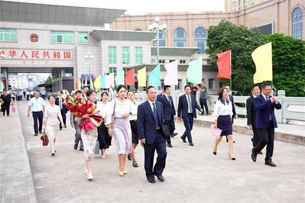 中国广西东兴市和防城区代表团访问越南芒街 庆祝越南国庆 - Ảnh 2.