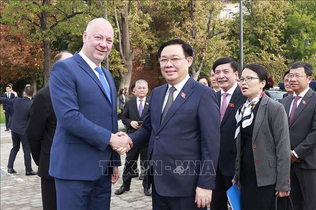 越南国会主席王廷惠与保加利亚议会议长罗森•热利亚兹科夫举行会谈 - Ảnh 1.