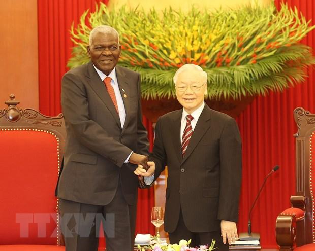 越共中央总书记阮富仲会见古巴全国人民政权代表大会主席埃斯特万•拉索•埃尔南德斯 - Ảnh 1. 越共中央总书记阮富仲会见古巴全国人民政权代表大会主席埃斯特万•拉索•埃尔南德斯 - Ảnh 1.