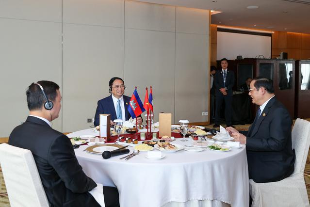 范明正总理与老挝，柬埔寨两国总理举行早餐会 - Ảnh 2.