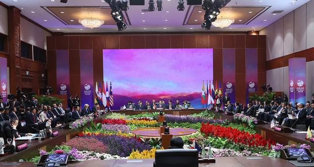 越南政府总理范明正出席第43届东盟峰会全体会议 - Ảnh 2.
