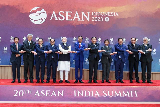 越南政府总理范明正出席东盟-印度领导人会议和东亚峰会 - Ảnh 2.