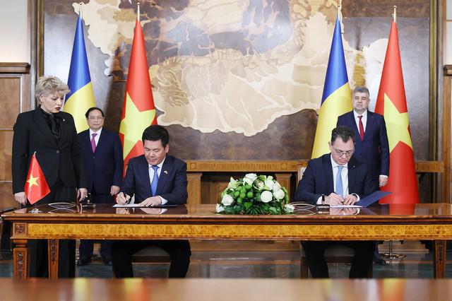 越南罗马尼亚签署多项合作文件- Ảnh 1.