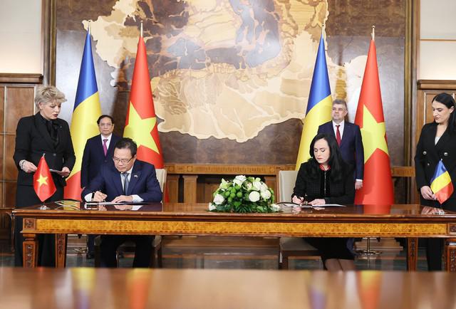 越南罗马尼亚签署多项合作文件- Ảnh 2.