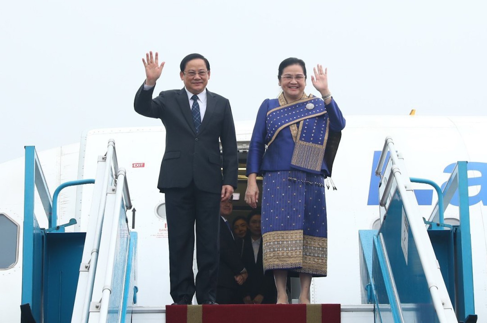 越南政府总理范明正主持仪式 欢迎老挝总理宋赛·西潘敦对越南进行正式访问（组图）- Ảnh 1.
