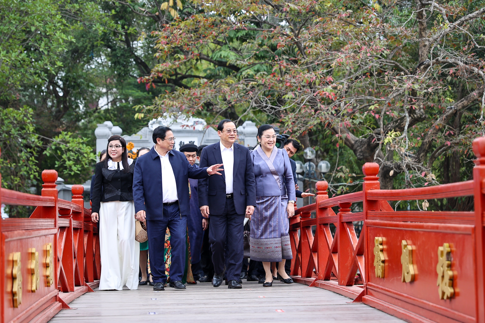 越南政府总理范明正、老挝政府总理宋赛·西潘敦及两位夫人参观河内还剑湖和玉山祠- Ảnh 3.