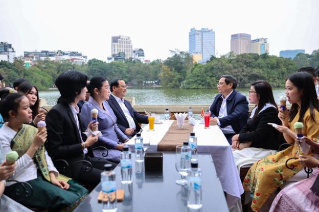 越南政府总理范明正、老挝政府总理宋赛·西潘敦及两位夫人参观河内还剑湖和玉山祠- Ảnh 9.