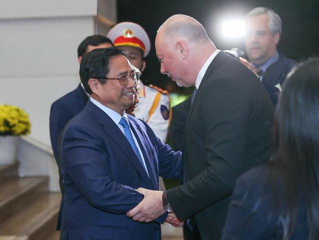 photo-1704770976735 photo-1704770976735