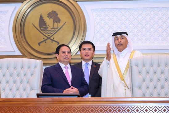 越南政府总理范明正会见卡塔尔协商会议主席哈桑•本•阿卜杜拉•加尼姆- Ảnh 2.