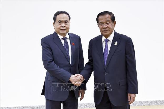 越南国会主席陈青敏会见柬埔寨人民党主席、参议院主席洪森- Ảnh 1.