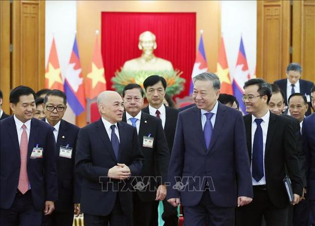 越共中央总书记苏林会见柬埔寨国王诺罗敦•西哈莫尼- Ảnh 1.