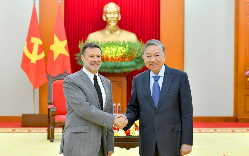 https://bcp.cdnchinhphu.vn/359255642496790528/2024/12/24/dsc-8965-17350087281901123396315-0-0-544-870-crop-17350087304741217813140.jpg