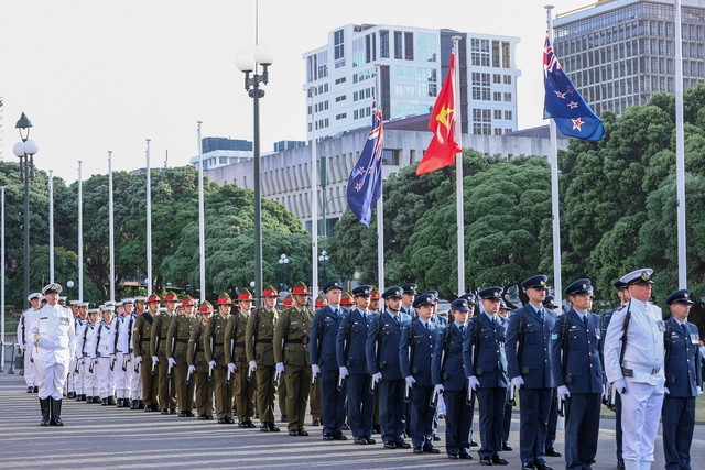 新西兰总理举行隆重仪式，欢迎范明正总理访问新西兰- Ảnh 1.