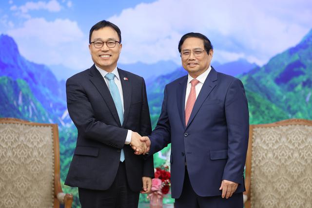 越南政府总理范明正会见韩国和老挝驻越大使- Ảnh 1.