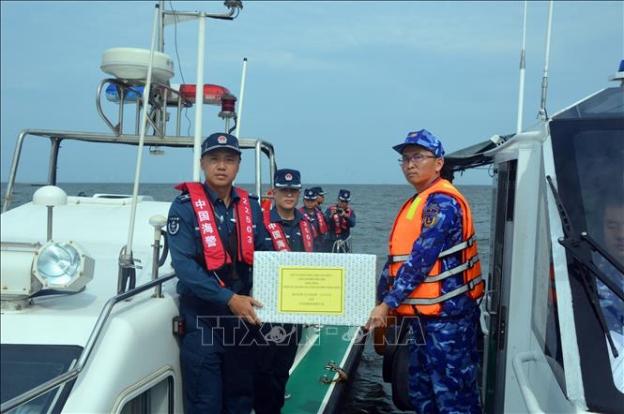 越中海警在北部湾分界线邻近海域进行联合巡逻- Ảnh 1.